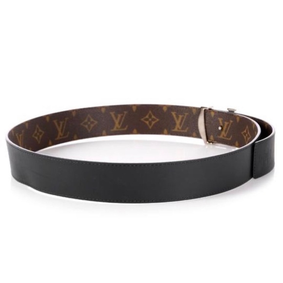 Louis Vuitton Black Leather and Monogram
Canvas Reversable Initials Belt. - Picture 4 of 7